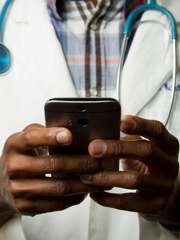 Persona consultando su score de salud en el teléfono